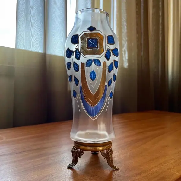 Foto de um(a) Antigo Vaso Artístico Vidro Veneziano Pintado Art Nouveau, da categoria de Vasos. Antigo e elegante vaso em vidro artístico veneziano, linda pintura feita à mão com detalhes em ouro. Pés em bronze francês... Mostrado de uma perspectiva diferente. Vendido no marketplace Trésors.