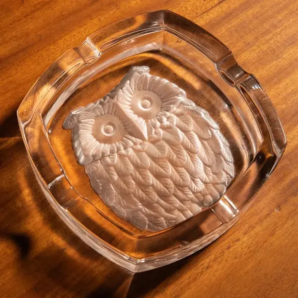 Foto de um(a) Antigo Cinzeiro Art Deco Coruja Em Cristal Francês Satiné, da categoria de Cinzeiros. Antigo cinzeiro artístico com figura de coruja lapidada à mão em cristal Francês Satiné, período Art Deco. Observação: a... Mostrado de uma perspectiva diferente. Vendido no marketplace Trésors.