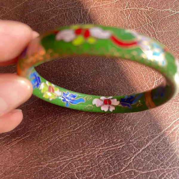 Foto de um(a) Antigo Bracelete Pulseira Oriental Metal Dourado Cloisonné, da categoria de Outros colecionáveis. Antigo bracelete/pulseira em metal Cloisonné. Esmaltado à mão. Peça única.Essa técnica de trabalho em esmalte na qual tiras... Mostrado de uma perspectiva diferente. Vendido no marketplace Trésors.