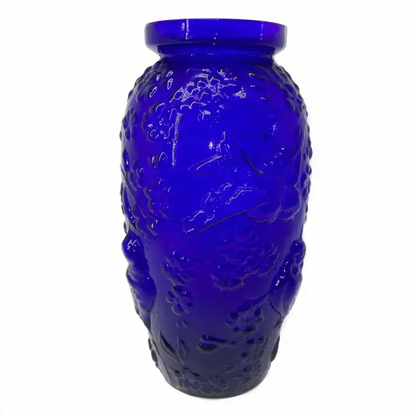 Foto de um(a) Antigo Vaso Art Deco Pássaros Vidro Francês Azul Cobalto, da categoria de Vasos. Antigo e belíssimo vaso em vidro francês azul cobalto com decoração de pássaros e flores relevo. Período Art Deco.Medidas... Vendido no marketplace Trésors.