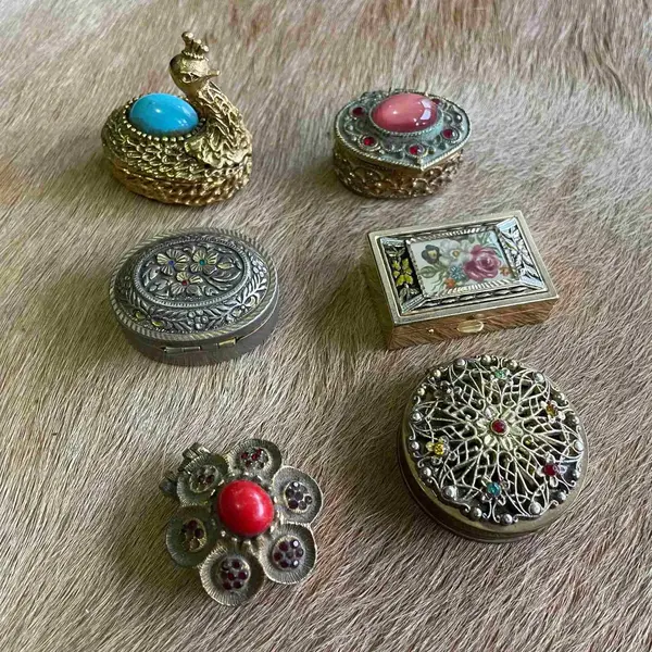 Foto de um(a) Antiga Coleção 6 Especiais Caixinhas Douradas Européias, da categoria de Outros colecionáveis. Antiga e especial coleção com 6 caixinhas antigas, em metal dourado e pedras. Meados do século XX. Mostrado de uma perspectiva diferente. Vendido no marketplace Trésors.
