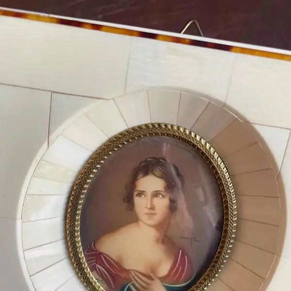 Foto de um(a) Miniature Portrait Antigo Quadrinho Camafeu Pintura Oléo, da categoria de Pinturas. Miniature Portrait. Antigo quadrinho Europeu com figura de dama pintado à mão em folha de marfim. Moldura também em marfim... Mostrado de uma perspectiva diferente. Vendido no marketplace Trésors.