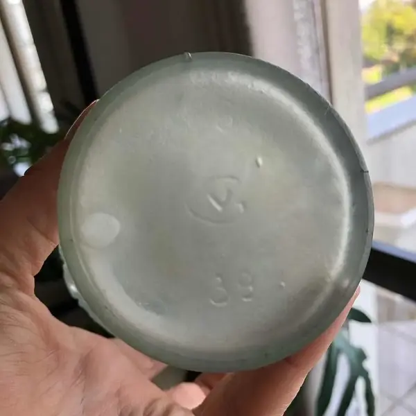 Foto de um(a) Antigo Par De Vasos Art Deco Em Vidro Francês Satiné, da categoria de Vasos. Antigo e lindo par de vasos em vidro satiné francês, ricamente moldados e prensados com flores em relevo. Período Art Deco.... Mostrado de uma perspectiva diferente. Vendido no marketplace Trésors.