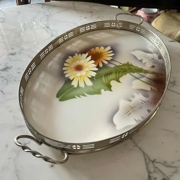 Foto de um(a) Antiga Bandeja De Prata Com Majólica Faiança Alemã Art Deco, da categoria de Bandejas. Antiga bandeja de majólica/faiança alemã, armação em metal prateado. Linda decoração floral Período Art Deco com traços da... Mostrado de uma perspectiva diferente. Vendido no marketplace Trésors.