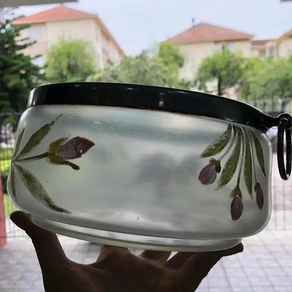 Foto de um(a) Antiga Saladeira Art Deco Cristal Veneziano Pintado À Mão, da categoria de Travessas e tigelas. Antiga saladeira em cristal veneziano, com bordas e alças em metal espessurado a prata. Linda e delicada pintura floral ao... Mostrado de uma perspectiva diferente. Vendido no marketplace Trésors.