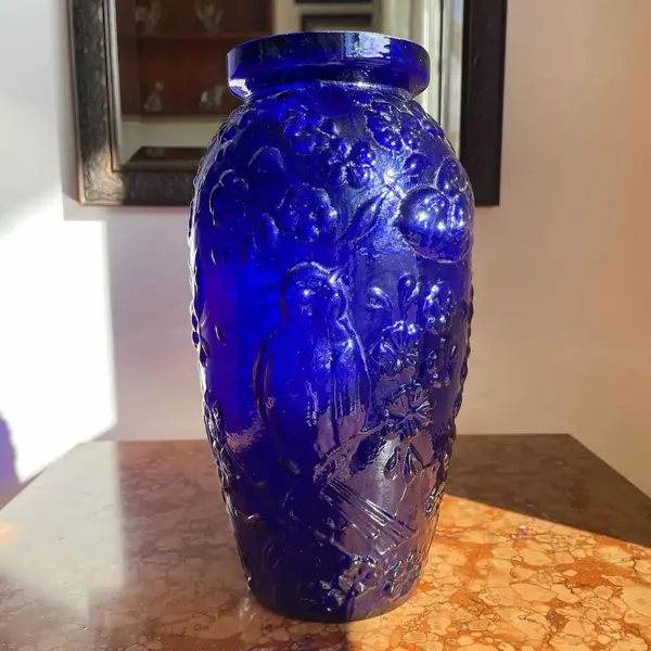 Foto de um(a) Antigo Vaso Art Deco Pássaros Vidro Francês Azul Cobalto, da categoria de Vasos. Antigo e belíssimo vaso em vidro francês azul cobalto com decoração de pássaros e flores relevo. Período Art Deco.Medidas... Mostrado de uma perspectiva diferente. Vendido no marketplace Trésors.