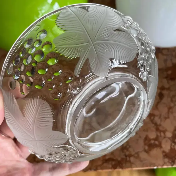 Foto de um(a) Antiga Uveira Bowl Decorativo Vidro Francês Satiné Art Deco, da categoria de Travessas e tigelas. Antiga uveira bowl decorativo em vidro francês com detalhes de uvas em satiné. Art Deco. Altura 5cm Diâmetro 16cm. Mostrado de uma perspectiva diferente. Vendido no marketplace Trésors.