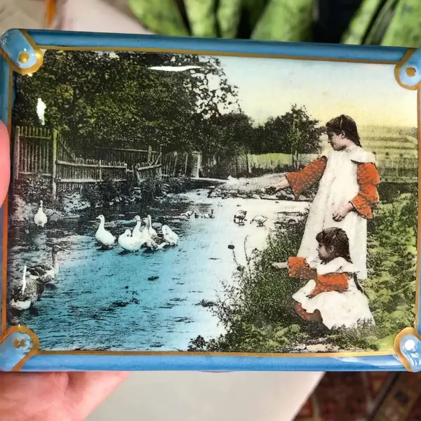 Foto de um(a) Antiga Caixa Porta Jóias Majólica Porcelana Sarreguemines, da categoria de Cestos e Caixas. Sarreguemines. Antiga e importante caixa porta jóias em majólica/ porcelana francesa, da renomada manufatura Sarreguemines.... Mostrado de uma perspectiva diferente. Vendido no marketplace Trésors.