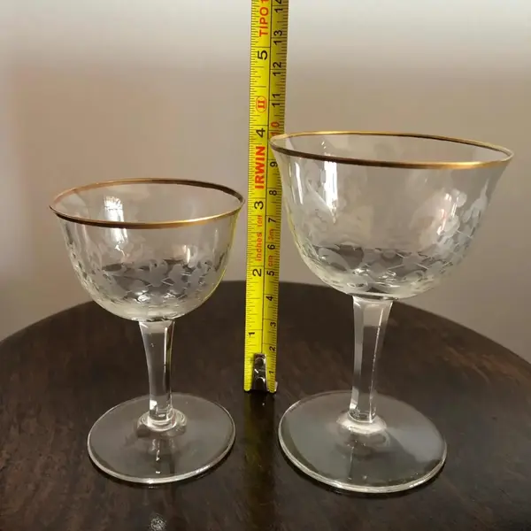 Foto de um(a) Antigo Conjunto 4 Cálices Cristal Europeu Lapidado À Mão, da categoria de Taças. Conjunto com 4 cálices de 2 tamanhos diferentes, em fino cristal europeu, bordas com filetes de ouro. Cada peça é lapidada à... Mostrado de uma perspectiva diferente. Vendido no marketplace Trésors.