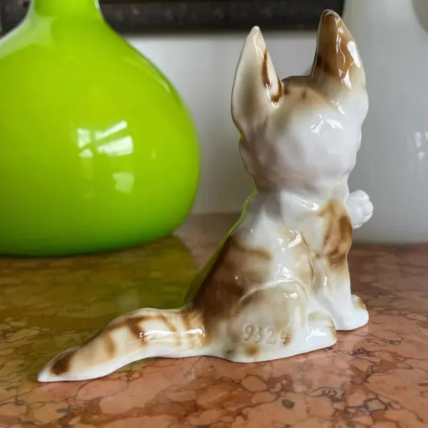 Foto de um(a) Antiga Escultura Bibelô De Gato Art Deco Porcelana Alemã, da categoria de Escultura. Antiga e graciosa escultura/bibelô de gatinho em porcelana artística alemã. Período totalmente Art Deco.Medidas 10x13cm. Mostrado de uma perspectiva diferente. Vendido no marketplace Trésors.