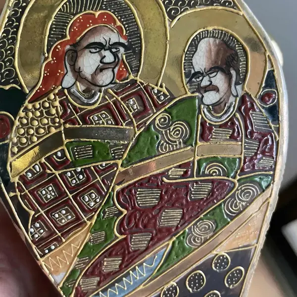 Foto de um(a) Antigo Raro Vaso Oriental Porcelana Japonesa Satsuma Império, da categoria de Vasos. Satsuma Imperial. Antigo e diferente vaso oriental no formato de pequena ânfora com alças, porcelana artística japonesa,... Mostrado de uma perspectiva diferente. Vendido no marketplace Trésors.