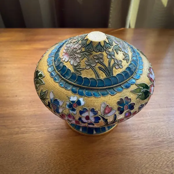 Foto de um(a) Antigo Potiche Púcaro Caixa Porta Jóias Oriental Cloisonné, da categoria de Vasos e recipientes. ~ Cloisonné ~ Antigo potiche em bronze esmaltado, técnica Cloisonné. Além de muito decorativo, com lindas cores e flores ao... Mostrado de uma perspectiva diferente. Vendido no marketplace Trésors.