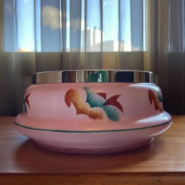 Foto de um(a) Antiga Saladeira Floreira Centro De Mesa Art Deco Em Opalina, da categoria de Travessas e tigelas. Antiga e linda saladeira em opalina francesa, pintada à mão, a peça é muito versátil, pode ser usada como centro de mesa,... Mostrado de uma perspectiva diferente. Vendido no marketplace Trésors.
