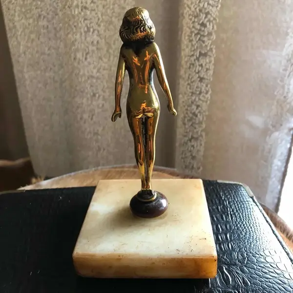 Foto de um(a) Antiga Escultura Erótica Sensual Jovem Nua Bronze Art Deco, da categoria de Escultura. Antiga e legítima escultura em bronze francês, com base em mármore, representando jovem nua. Muito decorativa e... Mostrado de uma perspectiva diferente. Vendido no marketplace Trésors.