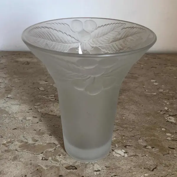 Foto de um(a) Antigo Lindo Vaso Art Deco Vidro Artístico Satiné Francês, da categoria de Vasos. Antigo e lindo vaso francês em vidro artístico ricamente moldado e prensado, trabalho feito a ácido, com folhas e frutos em... Mostrado de uma perspectiva diferente. Vendido no marketplace Trésors.