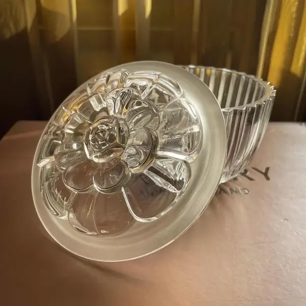 Foto de um(a) Antiga Caixa Decorativa Porta Jóias Cristal Francês Satiné, da categoria de Porta-Jóias. Finíssima caixa decorativa ou porta jóias em cristal francês, na tampa decoração em alto-relevo com flor lapidada em satiné.... Mostrado de uma perspectiva diferente. Vendido no marketplace Trésors.