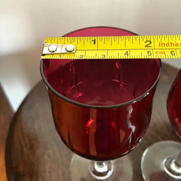 Foto de um(a) Antigo Par De Cálices Copos Taças Cristal Europeu Vermelho, da categoria de Copos e taças. Antigo par de cálices em fino cristal europeu, ricamente lapidados à mão. Meados do século XX.Mede 14x5cm cada. Mostrado de uma perspectiva diferente. Vendido no marketplace Trésors.