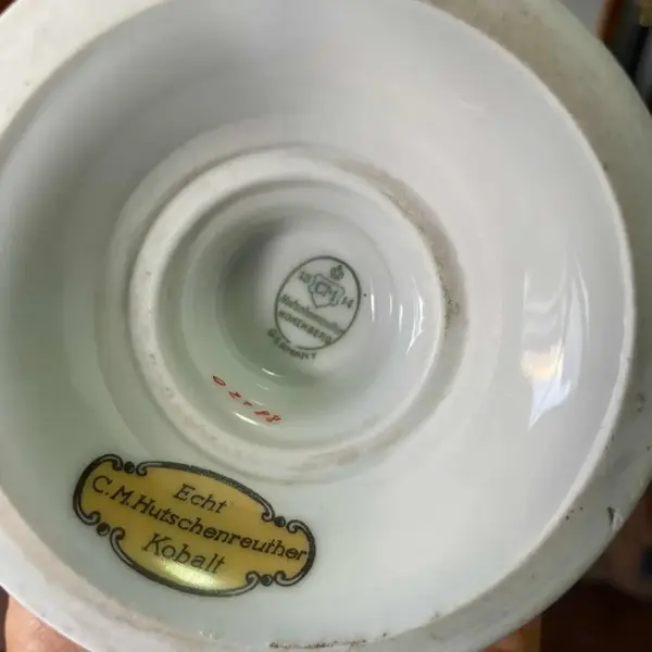 Foto de um(a) Antigo Vaso Art Deco Em Porcelana Alemã Hutschenreuther, da categoria de Vasos. Hutschenreuther - Germany. Antigo e excepcional vaso artístico em porcelana alemã azul cobalto, de umas das melhoras... Mostrado de uma perspectiva diferente. Vendido no marketplace Trésors.