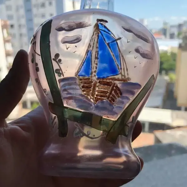 Foto de um(a) Antigo Vaso Art Deco Em Vidro Veneziano Pintado À Mão, da categoria de Vasos. Antigo vaso art deco em vidro veneziano pintado à mão, com filetes em ouro. Impecável. Altura 20cm. Mostrado de uma perspectiva diferente. Vendido no marketplace Trésors.