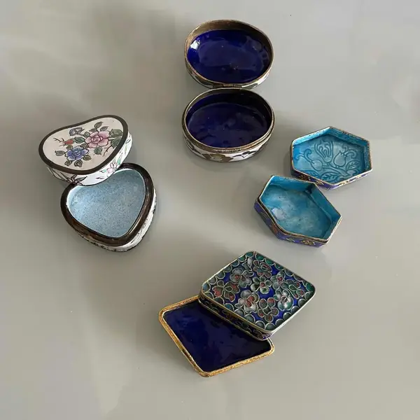 Foto de um(a) Antiga Rara Coleção Com 4 Caixinhas Em Metal Cloisonné, da categoria de Outros colecionáveis. Peças feitas à mão. Século XX.Muito decorativas e colecionares. Bem conservadas Medida da maior aproximadamente 5,5cm. Mostrado de uma perspectiva diferente. Vendido no marketplace Trésors.