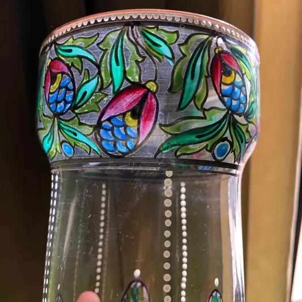 Foto de um(a) Antigo Lindo Vaso Art Deco Em Cristal Veneziano Pintado Mão, da categoria de Vasos. Antigo vaso em cristal veneziano com belíssima pintura feita à mão tipicamente do período Art Deco. Década de 1930. Medidas... Mostrado de uma perspectiva diferente. Vendido no marketplace Trésors.