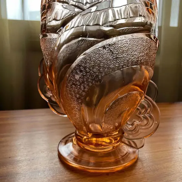 Foto de um(a) Antigo Vaso Jarro Art Deco Em Vidro Inglês Sowerby Glass, da categoria de Vasos. Sowerby Glass. Antigo e lindo vaso inglês em vidro artístico trabalhado com total influência do período Art Deco. Peça... Mostrado de uma perspectiva diferente. Vendido no marketplace Trésors.
