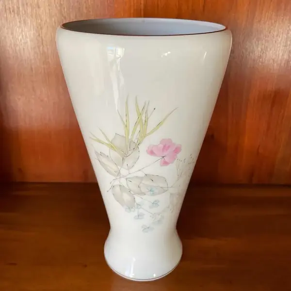 Foto de um(a) Antigo Vaso Art Deco Porcelana Alemã Rosenthal Bettina, da categoria de Vasos. Rosenthal modelo Bettina - Pariser Frühling. Antigo vaso em porcelana artística alemã, da renomada manufatura Rosenthal, uma... Mostrado de uma perspectiva diferente. Vendido no marketplace Trésors.