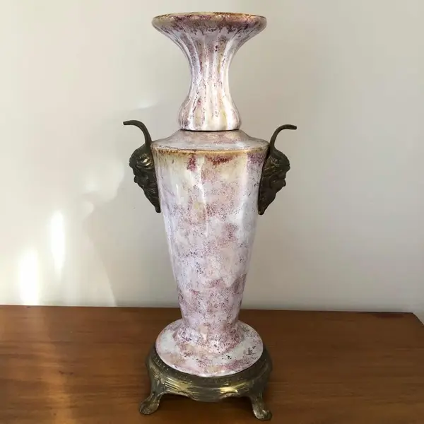 Foto de um(a) Antigo Grande Vaso Ânfora Cerâmica Francesa Com Bronze, da categoria de Vasos. Antigo e imponente vaso/ânfora em cerâmica francesa vitrificada, com aplicação de bronze na base e alças com caras de... Mostrado de uma perspectiva diferente. Vendido no marketplace Trésors.