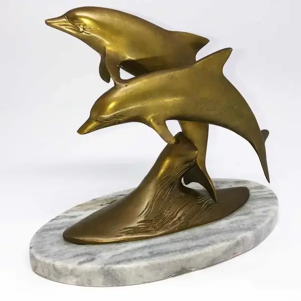 Foto de um(a) Antiga Escultura Art Deco De Golfinhos Em Bronze E Mármore, da categoria de Escultura. Antiga e decorativa escultura feita em bronze, representando salto de golfinhos, base em mármore italiano. Período Art Deco.... Mostrado de uma perspectiva diferente. Vendido no marketplace Trésors.