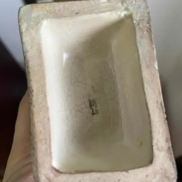 Foto de um(a) Antigo Raro Vaso Oriental Porcelana Japonesa Satsuma Império, da categoria de Vasos. Satsuma Imperial. Antigo e diferente vaso oriental no formato de pequena ânfora com alças, porcelana artística japonesa,... Mostrado de uma perspectiva diferente. Vendido no marketplace Trésors.