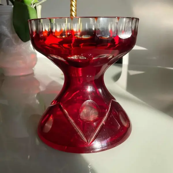 Foto de um(a) Antigo Diferente Vaso Art Deco Cristal Baccarat Vermelho, da categoria de Vasos. Antigo e diferente vaso doublé em cristal Baccarat vermelho rubi, lapidado à mão. Fundo estrelado.Medidas 17x15cm... Mostrado de uma perspectiva diferente. Vendido no marketplace Trésors.