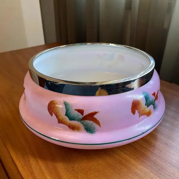 Foto de um(a) Antiga Saladeira Floreira Centro De Mesa Art Deco Em Opalina, da categoria de Travessas e tigelas. Antiga e linda saladeira em opalina francesa, pintada à mão, a peça é muito versátil, pode ser usada como centro de mesa,... Mostrado de uma perspectiva diferente. Vendido no marketplace Trésors.