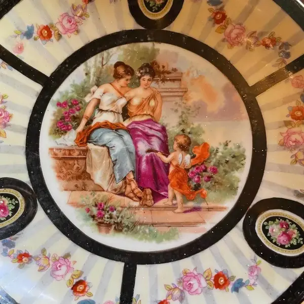 Foto de um(a) Antiga Rara Fruteira Centro De Mesa Porcelana Alemã Nouveau, da categoria de Centro de mesa. Antiga fruteira ou centro de mesa, porta cartões em porcelana artística alemã, decoração central com linda cena de damas,... Mostrado de uma perspectiva diferente. Vendido no marketplace Trésors.