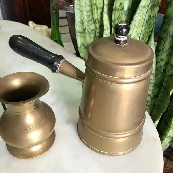 Foto de um(a) Antigo Bule Cafeteira E Leiteira Em Metal Dourado Bronze, da categoria de Bules. Dupla para servir ou decorar. Bule/cafeteira e leiteira em bronze, a cafeteira tem detalhes em madeira de lei. Medidas da... Mostrado de uma perspectiva diferente. Vendido no marketplace Trésors.