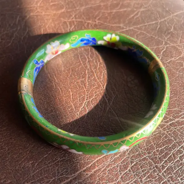 Foto de um(a) Antigo Bracelete Pulseira Oriental Metal Dourado Cloisonné, da categoria de Outros colecionáveis. Antigo bracelete/pulseira em metal Cloisonné. Esmaltado à mão. Peça única.Essa técnica de trabalho em esmalte na qual tiras... Mostrado de uma perspectiva diferente. Vendido no marketplace Trésors.