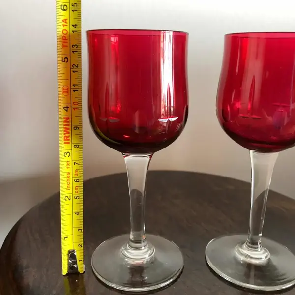 Foto de um(a) Antigo Par De Cálices Copos Taças Cristal Europeu Vermelho, da categoria de Copos e taças. Antigo par de cálices em fino cristal europeu, ricamente lapidados à mão. Meados do século XX.Mede 14x5cm cada. Mostrado de uma perspectiva diferente. Vendido no marketplace Trésors.