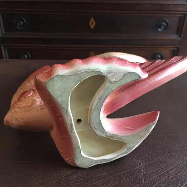 Foto de um(a) Antiga Escultura Art Deco Peixe Em Porcelana Faiança Tcheca, da categoria de Escultura. Imponente e diferente escultura artística em faiança na forma de peixe, década de 1950. Período Art Deco.Medidas 27x25cm. Mostrado de uma perspectiva diferente. Vendido no marketplace Trésors.