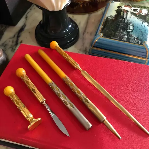 Foto de um(a) Antigo Raro Conjunto Escritório Art Deco Baquelite Francês, da categoria de Itens de Escritório. Antigo e lindo conjunto para escritório composto por 5 peças em baquelite francês com metal dourado. Período Art Deco. Mostrado de uma perspectiva diferente. Vendido no marketplace Trésors.