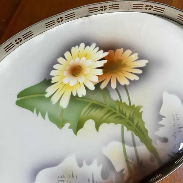 Foto de um(a) Antiga Bandeja De Prata Com Majólica Faiança Alemã Art Deco, da categoria de Bandejas. Antiga bandeja de majólica/faiança alemã, armação em metal prateado. Linda decoração floral Período Art Deco com traços da... Mostrado de uma perspectiva diferente. Vendido no marketplace Trésors.