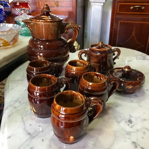 Foto de um(a) Antigo Raro Conjunto Chá Café Chocolateira Majólica Alemã, da categoria de Conjuntos de café e chá. Antigo e centenário conjunto para chocolate, café ou chá. Você escolhe! Composto por grande bule/chocolateira, cinco... Mostrado de uma perspectiva diferente. Vendido no marketplace Trésors.