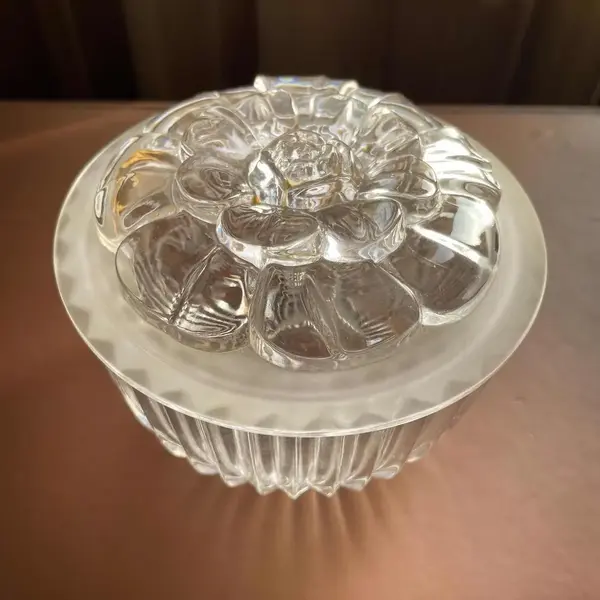 Foto de um(a) Antiga Caixa Decorativa Porta Jóias Cristal Francês Satiné, da categoria de Porta-Jóias. Finíssima caixa decorativa ou porta jóias em cristal francês, na tampa decoração em alto-relevo com flor lapidada em satiné.... Mostrado de uma perspectiva diferente. Vendido no marketplace Trésors.