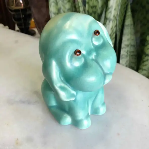 Foto de um(a) Antiga Escultura Cachorro Art Deco Porcelana Inglesa Beswick, da categoria de Escultura. Beswick. Antiga e linda escultura de cachorro em porcelana inglesa, com raros olhos de vidro. Período Art Deco. Peça muito... Mostrado de uma perspectiva diferente. Vendido no marketplace Trésors.