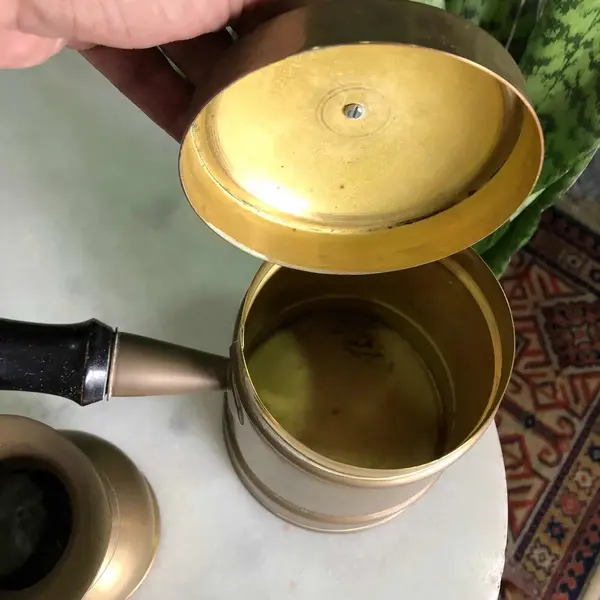 Foto de um(a) Antigo Bule Cafeteira E Leiteira Em Metal Dourado Bronze, da categoria de Bules. Dupla para servir ou decorar. Bule/cafeteira e leiteira em bronze, a cafeteira tem detalhes em madeira de lei. Medidas da... Mostrado de uma perspectiva diferente. Vendido no marketplace Trésors.