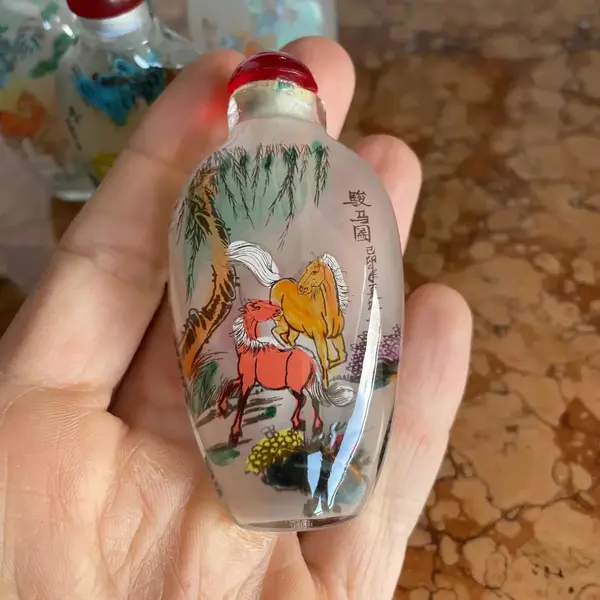 Foto de um(a) Antiga Rara Coleção 5 Perfumeiros Snuff Bottle Orientais, da categoria de Perfumeiros. Snuff Bottle, antigos frascos/perfumeiros orientais delicadamente pintados à mão, cada lado da peça tem uma decoração... Mostrado de uma perspectiva diferente. Vendido no marketplace Trésors.