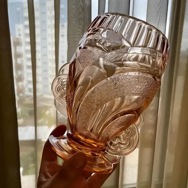 Foto de um(a) Antigo Vaso Jarro Art Deco Em Vidro Inglês Sowerby Glass, da categoria de Vasos. Sowerby Glass. Antigo e lindo vaso inglês em vidro artístico trabalhado com total influência do período Art Deco. Peça... Mostrado de uma perspectiva diferente. Vendido no marketplace Trésors.