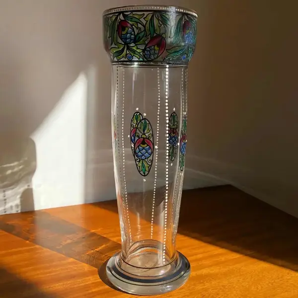 Foto de um(a) Antigo Lindo Vaso Art Deco Em Cristal Veneziano Pintado Mão, da categoria de Vasos. Antigo vaso em cristal veneziano com belíssima pintura feita à mão tipicamente do período Art Deco. Década de 1930. Medidas... Mostrado de uma perspectiva diferente. Vendido no marketplace Trésors.