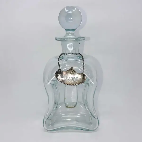 Foto de um(a) Antiga Garrafa Licoreira Para Rum Cristal Francês Art Deco, da categoria de Garrafas. Antiga garrafa licoreira feita à mão em cristal francês, com diferente design torcido. Período Art Deco. Década de 1950.... Mostrado de uma perspectiva diferente. Vendido no marketplace Trésors.