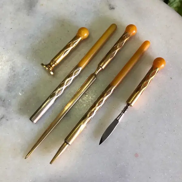 Foto de um(a) Antigo Raro Conjunto Escritório Art Deco Baquelite Francês, da categoria de Itens de Escritório. Antigo e lindo conjunto para escritório composto por 5 peças em baquelite francês com metal dourado. Período Art Deco. Mostrado de uma perspectiva diferente. Vendido no marketplace Trésors.