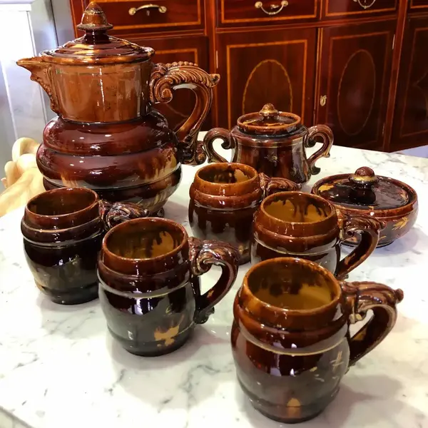 Foto de um(a) Antigo Raro Conjunto Chá Café Chocolateira Majólica Alemã, da categoria de Conjuntos de café e chá. Antigo e centenário conjunto para chocolate, café ou chá. Você escolhe! Composto por grande bule/chocolateira, cinco... Mostrado de uma perspectiva diferente. Vendido no marketplace Trésors.