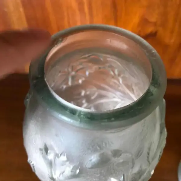 Foto de um(a) Antigo Par De Vasos Art Deco Em Vidro Francês Satiné, da categoria de Vasos. Antigo e lindo par de vasos em vidro satiné francês, ricamente moldados e prensados com flores em relevo. Período Art Deco.... Mostrado de uma perspectiva diferente. Vendido no marketplace Trésors.